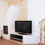 Atypický krb s navazující TV komodou je první část postupné realizace interiéru řadového domu v Bohumíně.