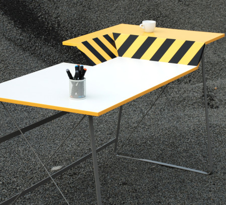 Stůl HardWorker má dvouúrovňovou pracovní plochu. Na vyšší část si můžete odložit křehké věci nebo třeba šálek kávy - ideální pro ty, co si už nechtěně polili stůl.
