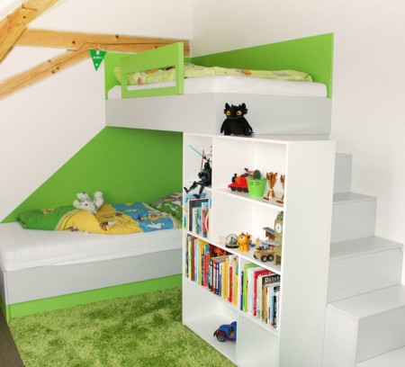Dětský pokoj pro dva kluky. Hlavním prvkem je blok s patrovou postelí, knihovnou, skříní a schůdky s úložným prostorem.