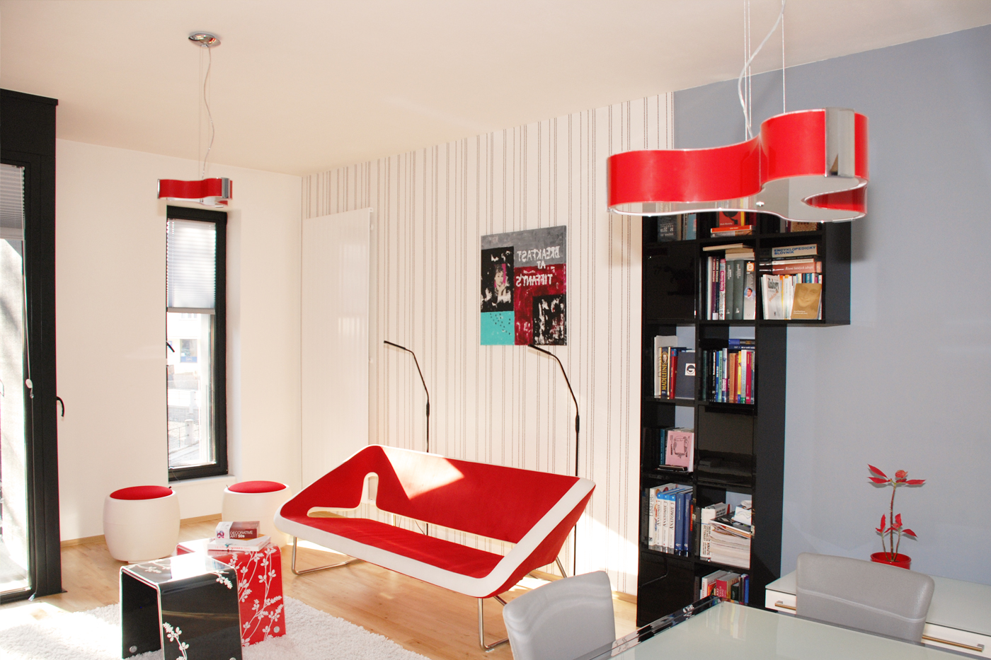Design interiéru bytu v ostravském centru tvoří čisté linie víceúčelového TV bloku s PC stolíkem a barevně sladěný nábytek.