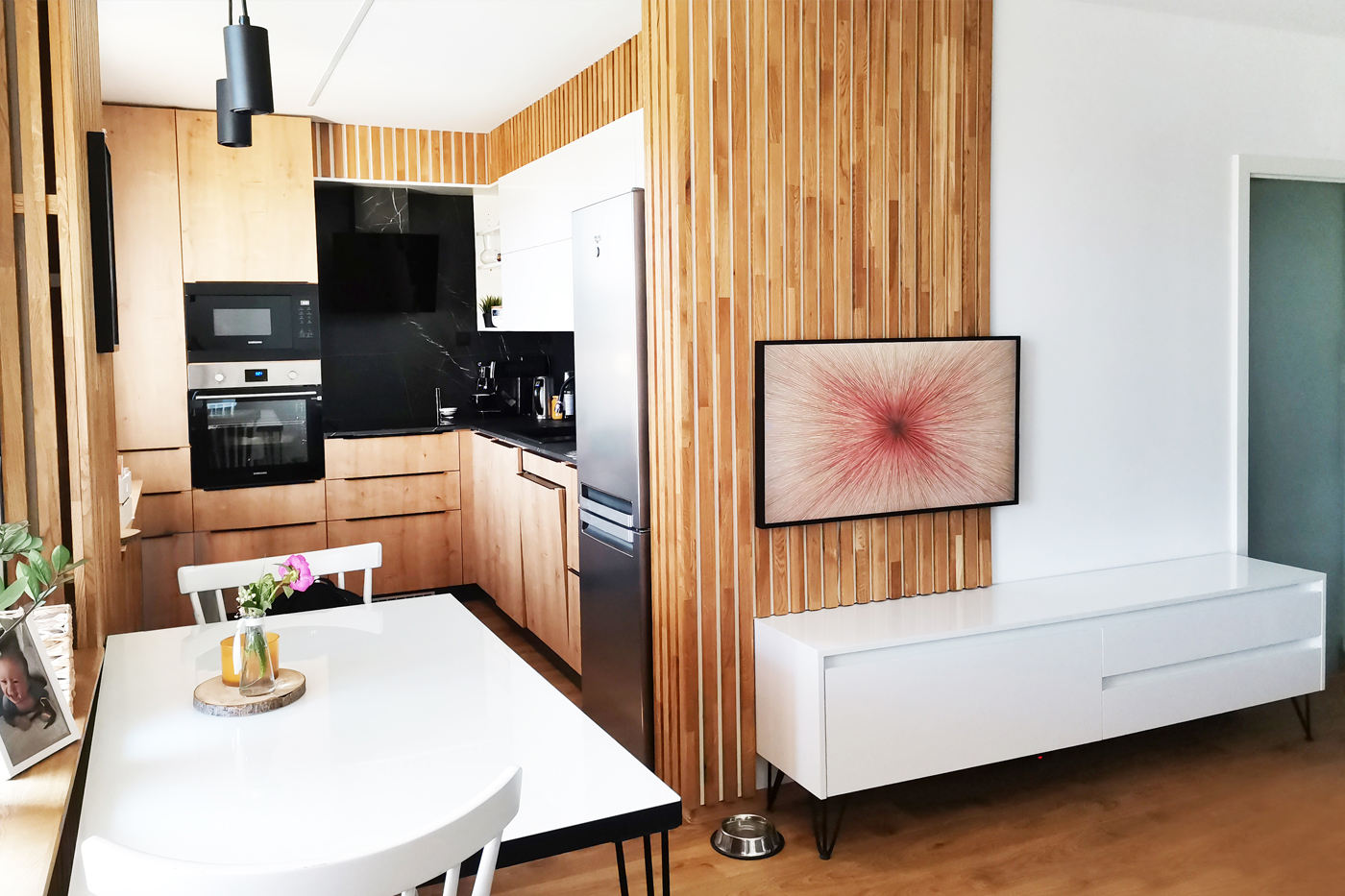 Obývací pokoj s kuchyní v bytě nedaleko centra Ostravy